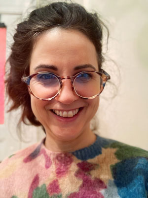 Osteopathin Sibylle Truckenbrodt, selbst aufgenommenes Bild, sie lächelt in die Kamera